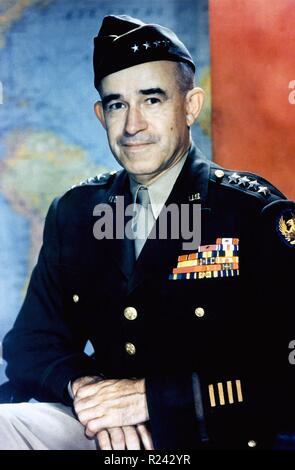 Lt Gen Omar Bradley (1893-1981), comandante generale, U.S. Prima armata Foto Stock