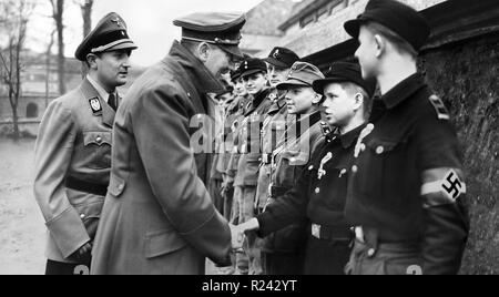 Hitler saluta i giovani Gioventù Hitleriana coscritti a guardia della Cancelleria del Reich il 20 aprile 1945, giorno di Hitler il compleanno Foto Stock