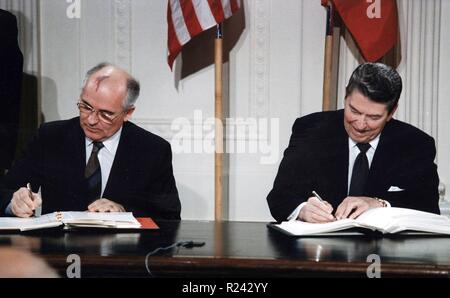 Stati Uniti Il Presidente Ronald Reagan e sovietico Segretario generale Mikhail Gorbaciov firma del trattato INF nella Sala Est della Casa Bianca in 1987. Il Intermediate-Range forze nucleari trattato (INF) è un accordo del 1987 tra gli Stati Uniti e l'Unione Sovietica. Il trattato ha eliminato il nucleare e massa convenzionale-lanciato balistici e missili di crociera con intervalli intermedi Foto Stock