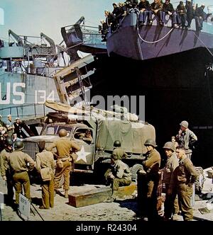 US Navy Landing Craft sono caricati in Inghilterra appena prima del giorno d'invasione della Normandia 1944 Foto Stock