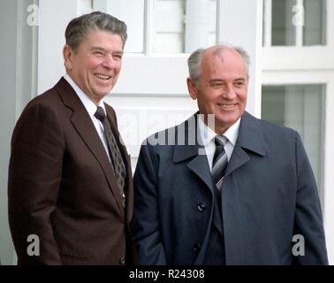 Riunione tra il presidente statunitense Ronald Reagan e leader russo Mikhail Gorbachev presso la storica 1986 Reagan-Gorbachev vertice di ReykjavA-k, Islanda Foto Stock