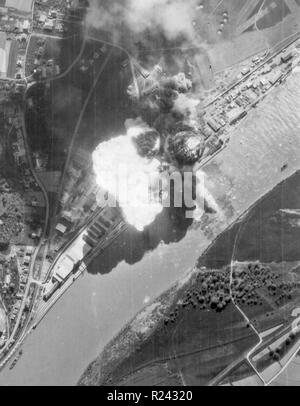La Seconda Guerra Mondiale, serbatoio olio esplosione al Porto di Deggendorf, Baviera, Germania dopo un bombardamento aereo 1945 Foto Stock
