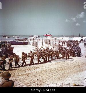 I soldati britannici a Juno Beach durante la Seconda Guerra Mondiale, D-Day sbarchi in Francia 1944 Foto Stock