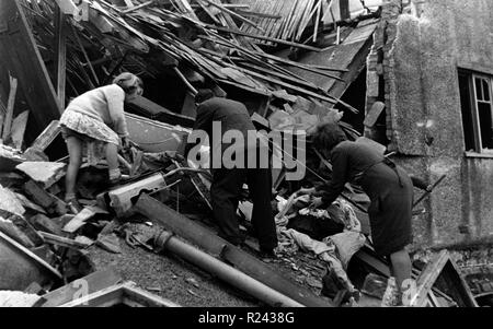 Superstiti del London blitz, 1940; la ricerca nei ruderi di case bombardate. Seconda guerra mondiale Foto Stock