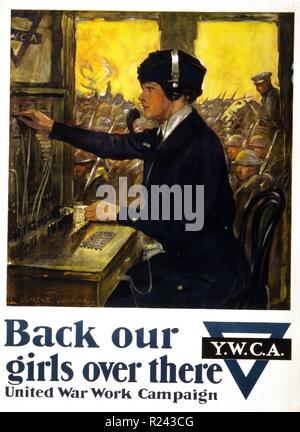 Y.W.C.A. poster per il Regno di guerra campagna di lavoro che mostra una giovane donna seduta a un centralino con soldati in background. Datata 1918 Foto Stock