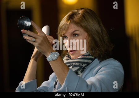 Giornalista, newsreader e presentatore televisivo, Fiona Bruce, reporting per la BBC da Downing Street sui più recenti sviluppi Brexit. Foto Stock