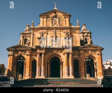 Vista di fronte alla chiesa di San Nicola a Siggiewi, Malta Foto Stock