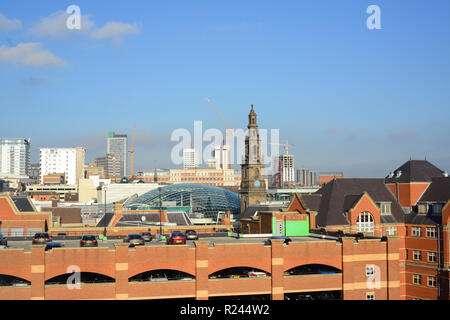 Trinità il complesso shopping progettato da chapman taylor leeds dalla chiesa della trinità costruita nel 1722 Yorkshire Regno Unito Foto Stock