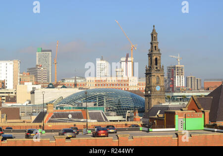 Trinità il complesso shopping progettato da chapman taylor leeds dalla chiesa della trinità costruita nel 1722 Yorkshire Regno Unito Foto Stock