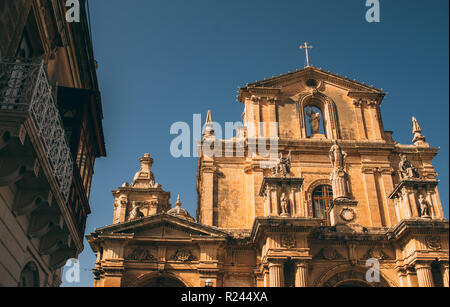 Vista di fronte alla chiesa di San Nicola a Siggiewi, Malta Foto Stock