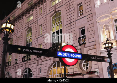 LONDON, Regno Unito - 12 novembre 2018: Piccadilly Circus Station, ingresso illuminato segno al famosissimo London Underground. Foto Stock