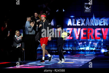 Alexander Zverev arriva prima dell'inizio della sua partita singles durante il sesto giorno delle finali Nitto ATP alla O2 Arena di Londra. PREMERE ASSOCIAZIONE foto. Data foto: Venerdì 16 novembre 2018. Vedi la storia della Pennsylvania tennis Londra. Il credito fotografico deve essere: John Walton/PA Wire. RESTRIZIONI: Solo per uso editoriale, non uso commerciale senza previa autorizzazione. Foto Stock