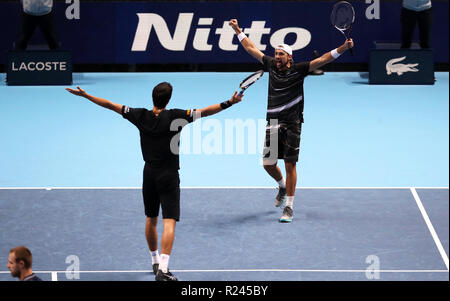 Lukasz Kubot e Marcelo Melo festeggiano dopo la partita dei Doubles durante il sesto giorno delle finali Nitto ATP alla O2 Arena di Londra. PREMERE ASSOCIAZIONE foto. Data foto: Venerdì 16 novembre 2018. Vedi la storia della Pennsylvania tennis Londra. Il credito fotografico deve essere: John Walton/PA Wire. RESTRIZIONI: Solo per uso editoriale, non uso commerciale senza previa autorizzazione. Foto Stock