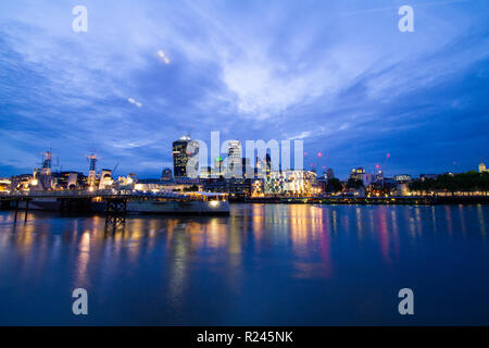 Londra/Inghilterra - 06.03.2014: London City Financial District vista dal Tamigi al crepuscolo Foto Stock