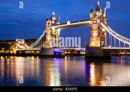 Londra/Inghilterra - 3 Giugno 2014: Ponte di Londra di notte, Tower Bridge punto di riferimento in inglese Foto Stock