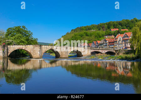 Bella vista panoramica del vecchio ponte di Werra (Alte Werrabrücke), un arco in pietra ponte costruito in epoca medievale in Hann. Münden una città... Foto Stock