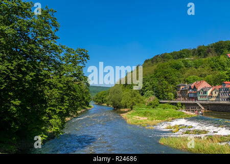 Bellissima vista del paesaggio del fiume Werra fluente attraverso Hann. Münden, una cittadina della Bassa Sassonia, in Germania, in una bella giornata di sole con un cielo blu. Foto Stock