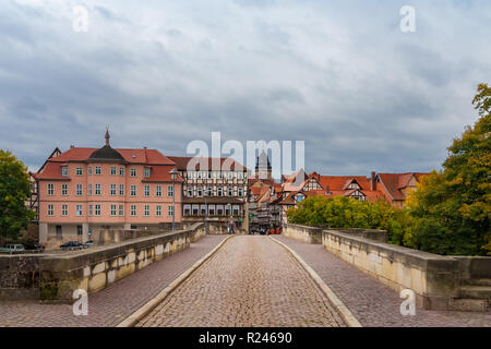 Vista sulla città vecchia di Hann. Münden con le sue tipiche case a graticcio dal vecchio ponte di Werra pavimentata con ciottoli. L'edificio sulla sinistra è il... Foto Stock
