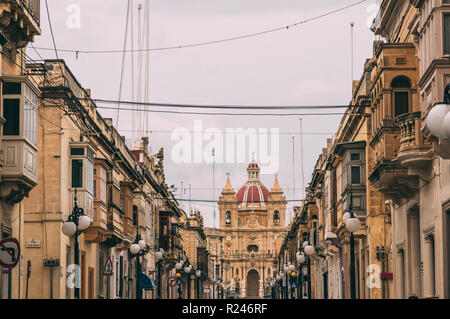 Vista Stree in Zabbar, Zabbar Chiesa Parrocchiale, Malta Foto Stock