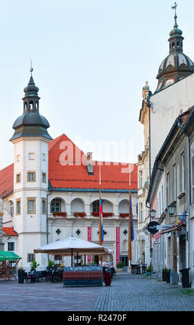 Maribor, Slovenia - 16 Settembre 2018: Maribor piazza del Castello con la gente, abbassare la Stiria, Slovenia Foto Stock