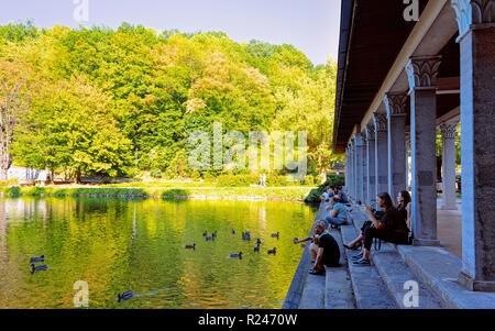 Maribor, Slovenia - 16 Settembre 2018: persone anatre di alimentazione presso lo stagno nel parco di Maribor nella Bassa Stiria, Slovenia Foto Stock