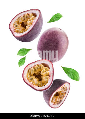 Flying passione frutta isolato su sfondo bianco. Tracciato di ritaglio Foto Stock