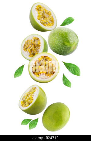 Flying passione frutta isolato su sfondo bianco. Tracciato di ritaglio Foto Stock