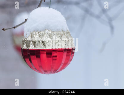 Lasciare che la neve è in rosso di palla di Natale - al di fuori della scena invernale Foto Stock