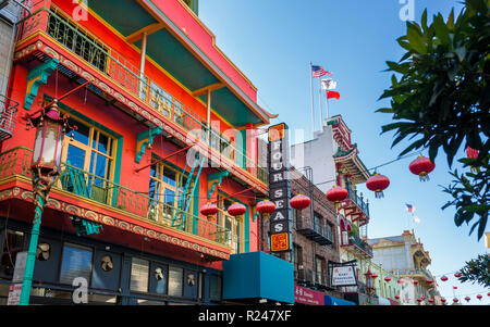 Consente di visualizzare delle colorate architettura in Chinatown di San Francisco, California, Stati Uniti d'America, America del Nord Foto Stock
