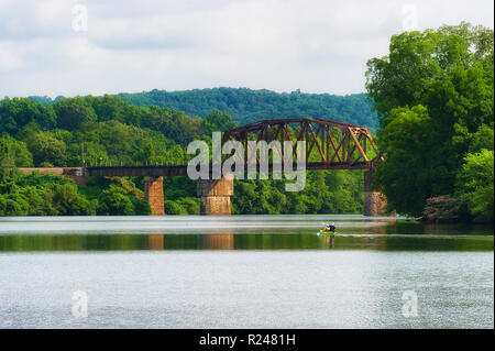 Oak Ridge, Tennessee, Stati Uniti d'America - Luglio 14,2018: vista dalle rive del Melton Lake Park in Oak Ridge, Tennessee. Due uomini in un kayak sfiorano le acque come il Foto Stock