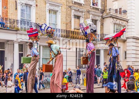 Alcuni dei vestiti in maniera colorata esecutori al carnevale di Notting Hill, London, England, Regno Unito, Europa Foto Stock