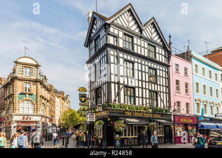 I tre levrieri, un tipico pub londinese di Soho, London, England, Regno Unito, Europa Foto Stock