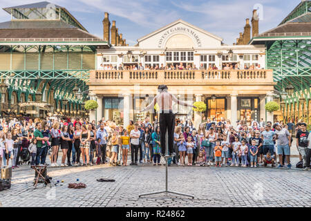 Una strada attore nel mercato di Covent Garden a Covent Garden di Londra, Inghilterra, Regno Unito, Europa Foto Stock