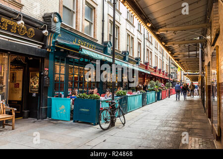 Un tradizionale street scene in Covent Garden di Londra, Inghilterra, Regno Unito, Europa Foto Stock