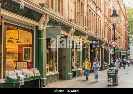 Un tradizionale street scene in Covent Garden di Londra, Inghilterra, Regno Unito, Europa Foto Stock