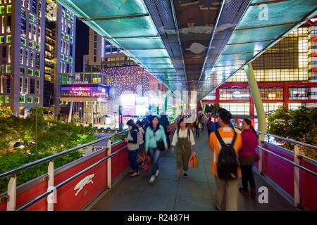 Il centro di Xinyi district, ponte pedonale nel primo quartiere finanziario e dello shopping di Taipei, Taiwan, Asia Foto Stock