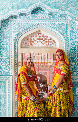 Onorevoli colleghe che indossa sari colorati nel passaggio di ornati, Samode Palace Jaipur, Rajasthan, India, Asia Foto Stock