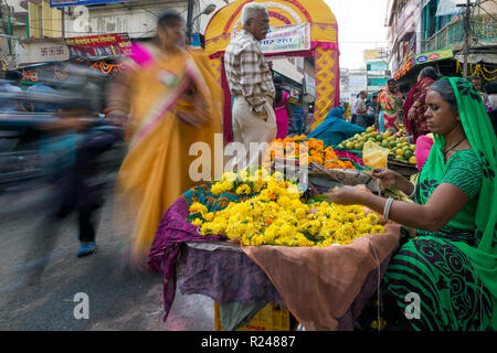 Strada trafficata scena nella Città Vecchia, Udaipur, Rajasthan, India, Asia Foto Stock