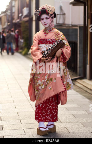 La Geisha indossa un kimono in Gion, Kyoto, Giappone, Asia Foto Stock