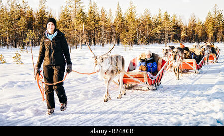 Rovaniemi, Finlandia - 5 Marzo 2017: Persone a renne sleigh caravan in Finlandia in Lapponia in inverno. Foto Stock