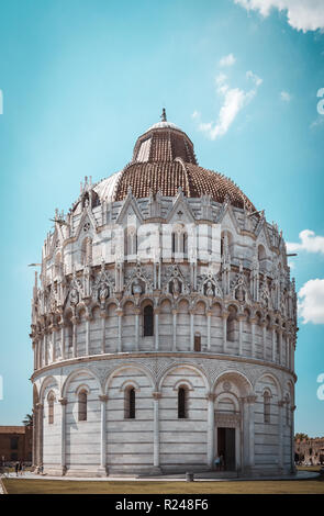 Foto verticale con il famoso babtistry Battistero di San Giovanni in Pisa. Si tratta di un edificio a Piazza dei Miracoli con la torre pendente. Sky è luce bl Foto Stock