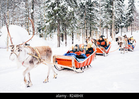 Rovaniemi, Finlandia - 5 Marzo 2017: Persone in renne con la slitta in Finlandia in Lapponia in inverno. Foto Stock