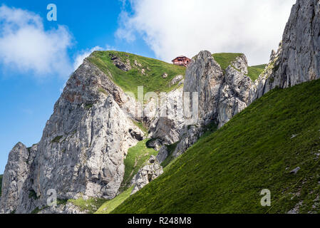 Casa in solitudine su un picco di montagna nell'Oberland bernese, Svizzera Foto Stock