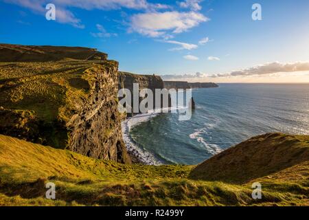 Scogliere di Moher, scogliere passeggiata costiera, County Clare, Munster, Repubblica di Irlanda, Europa Foto Stock