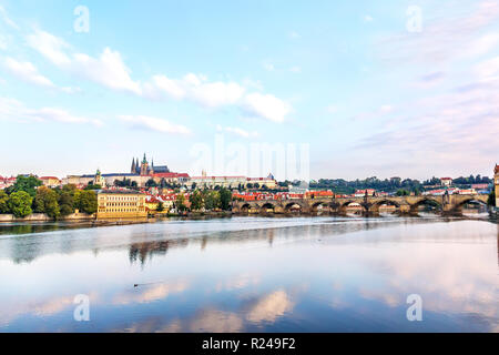 Charles Bridge sul fiume Vltava in un nuvoloso giorno di estate Foto Stock