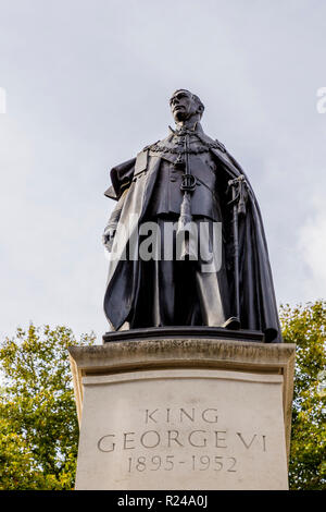 Il King George VI memorial statua in Mall, London, England, Regno Unito, Europa Foto Stock