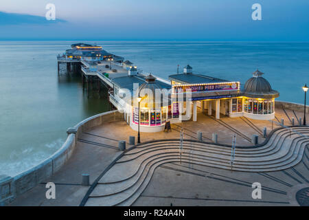 Vista del Cromer Pier al crepuscolo, Cromer, Norfolk, Inghilterra, Regno Unito, Europa Foto Stock