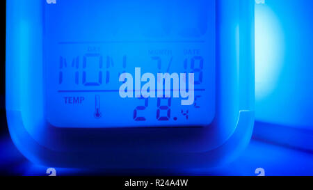 Moderno orologio digitale con luce blu che indica il tempo, data e temperatura Foto Stock
