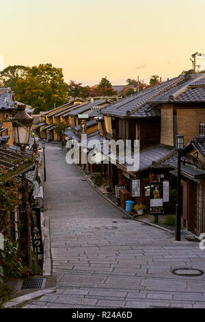 Sannen Zaka Street al mattino in Higashiyama, Kyoto, Giappone, Asia Foto Stock