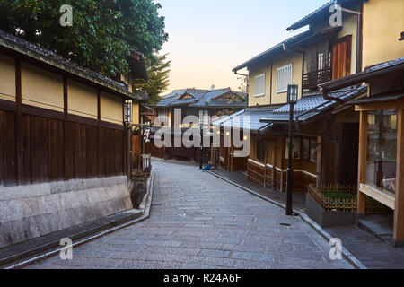 Sannen Zaka Street al mattino in Higashiyama, Kyoto, Giappone, Asia Foto Stock